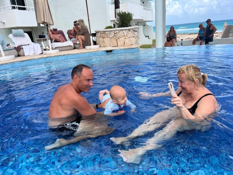 bebe nadador en playa del carmen
